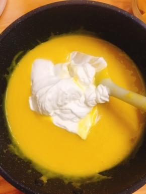 将奶油加入芒果酱中，用橡皮刮刀搅拌均匀即为慕斯馅