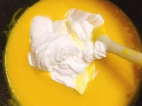 将奶油加入芒果酱中，用橡皮刮刀搅拌均匀即为慕斯馅