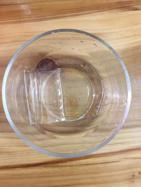 接着制做镜面，将吉利丁片加少许水泡软