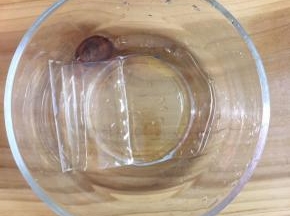 接着制做镜面，将吉利丁片加少许水泡软