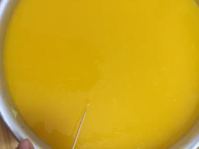 表面有一些小气泡用牙签挑掉，放入冰箱冷藏2小时即可