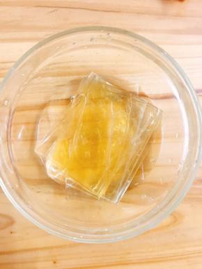 吉利丁片加入少许水泡软