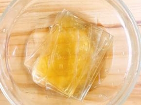 吉利丁片加入少许水泡软
