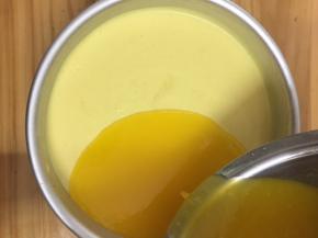 从边缘慢慢倒入慕斯蛋糕表面上