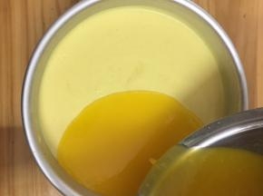 从边缘慢慢倒入慕斯蛋糕表面上