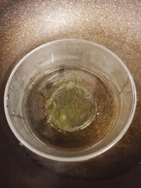 隔水加热至融化成液态，放凉备用