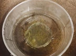 隔水加热至融化成液态，放凉备用