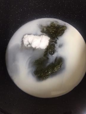 15克牛奶，细砂糖、吉利丁片一起隔水加热至融化成液态，放凉