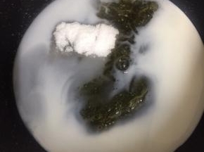 15克牛奶，细砂糖、吉利丁片一起隔水加热至融化成液态，放凉