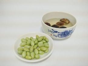 把香菇泡发，切成小丁。青豆洗净