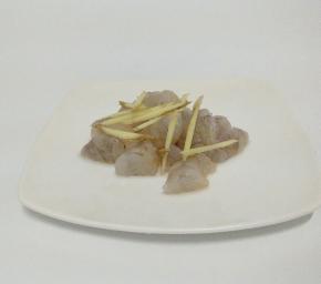 把虾仁切成丁，加入姜丝，料酒抓匀，腌制十分钟。