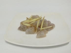 把虾仁切成丁，加入姜丝，料酒抓匀，腌制十分钟。