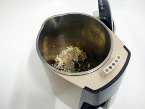 再把所有食材放入豆浆机中。