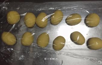 如图全部包好，揉成椭圆形状，并用保鲜膜盖好，接下来准备维尼熊红色衣服的部分