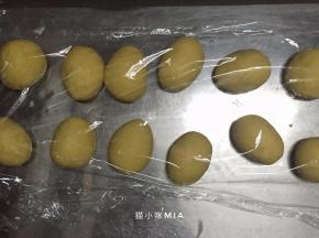 如图全部包好，揉成椭圆形状，并用保鲜膜盖好，接下来准备维尼熊红色衣服的部分