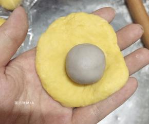 面团松弛好后，包入馅料