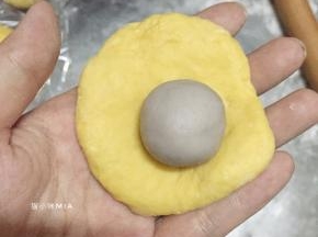 面团松弛好后，包入馅料