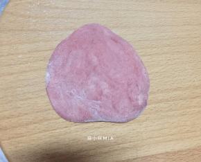 将红色面团的材料混合，揉成团后，用保鲜膜盖好，放旁备用