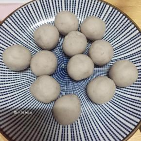 等待面团发酵的时候，准备馅料的部分，将馅料平均分为12份，揉圆备用