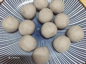 等待面团发酵的时候，准备馅料的部分，将馅料平均分为12份，揉圆备用