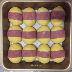 红色面团擀开，切成长条状，包在黄色面团中间，放入一个20cm正方形模具中