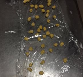 刚刚分出来的48克面团，平均分为48份1克的小面团，揉圆备用