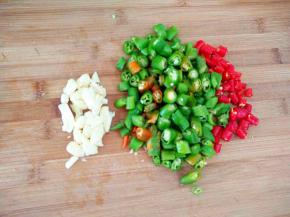 青红椒、蒜切未。