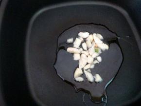 热锅凉油，下蒜子煸香。