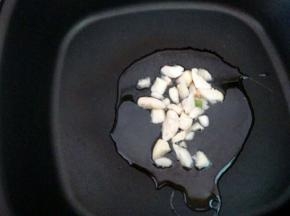 热锅凉油，下蒜子煸香。