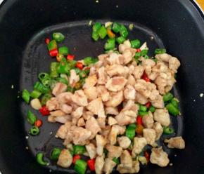 下油渣炒至干香。