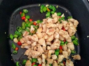 下油渣炒至干香。