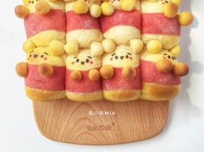 烤箱180度预热，放入烤箱中层，转170度烘焙25分钟，出炉后用色素笔画出表情
