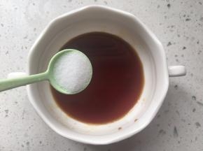 碗中放入醋，生抽，白砂糖和盐调成碗汁