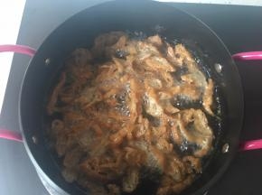 热锅热油放入面筋丝炸至颜色金黄，变脆