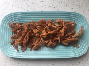 面筋丝炸好后放入盘中晾凉散热