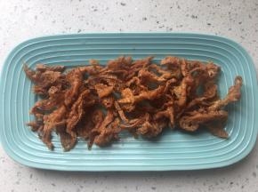 面筋丝炸好后放入盘中晾凉散热