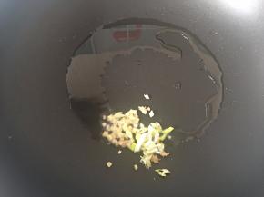 热锅热油放入姜葱末炒香