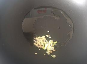 热锅热油放入姜葱末炒香