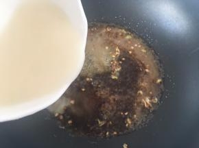 淋入适量水淀粉，可以包裹住面筋丝就可以