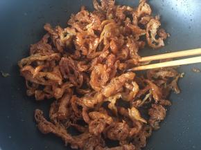 倒入晾凉的面筋丝，拌匀即可