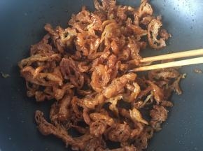 倒入晾凉的面筋丝，拌匀即可