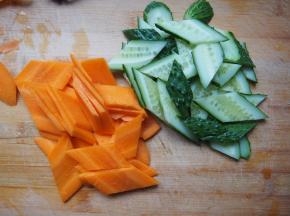 黄瓜和胡萝卜切菱形片备用