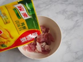 五花肉切成片，加入适量鸡粉和酱油腌制一会儿