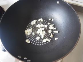 锅内热油，加入蒜瓣煸炒出香味