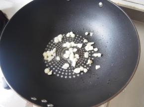 锅内热油，加入蒜瓣煸炒出香味