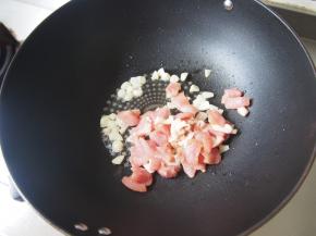 加入五花肉炒至变色