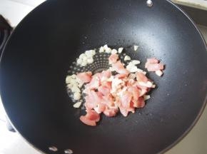 加入五花肉炒至变色