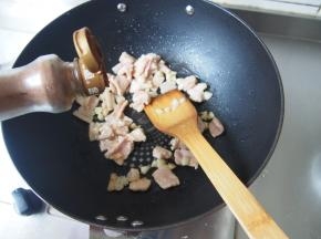 加入适量五香粉