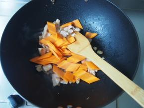 加入胡萝卜片翻炒