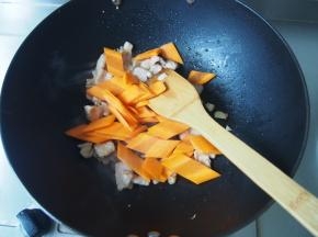 加入胡萝卜片翻炒